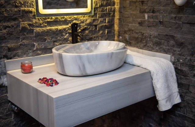 Honeymoon Suite