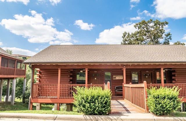 Honeymooner's Cabin with Whirlpool Tub & Fireplace - Heart of Branson