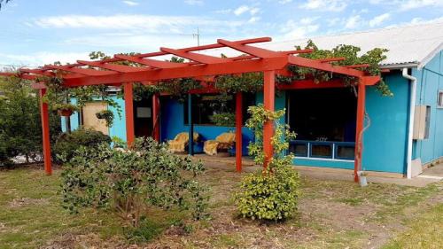 Honeysuckle Cottage - Classic Beach Shack