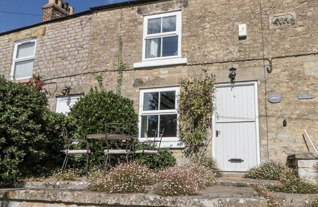 HONEYSUCKLE COTTAGE, with open fire in Helmsley