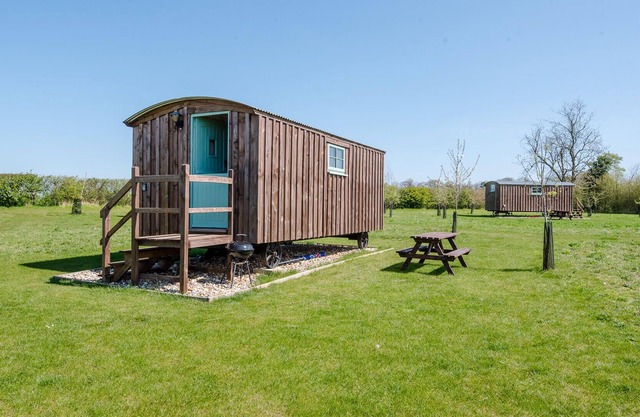 Honeysuckle Farm Hut 6 - Suffolk Farm Holidays