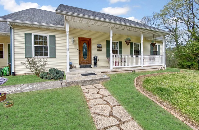 Honeysuckle House: Foseball, Firepit, Porch Swing, Groups