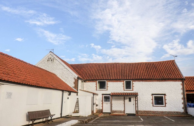 HONEYSUCKLE, pet friendly, with hot tub in Filey