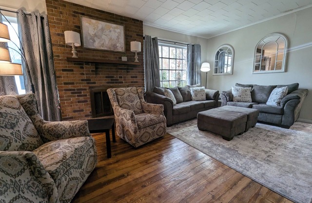 Hook, Wine & Sinker - 2Bed/1Bath w Game Space and Extra Parking