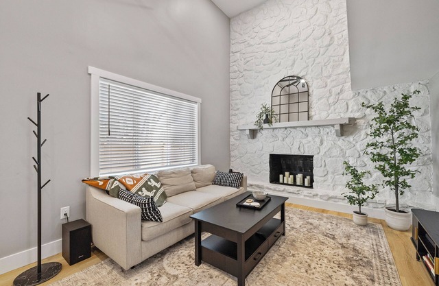 Hoosier HQ: Sleek 3-Bed Near IU