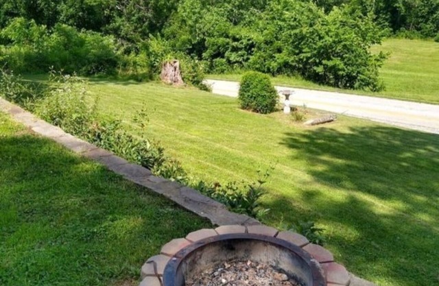 Hoot Owl Lodge is a Quiet Farmhouse with 150 Acres to Explore. Pet Friendly!