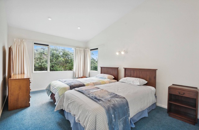 Hornbill Nest - Waikanae Beach Holiday Home