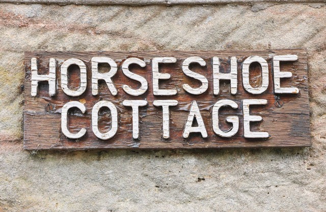 HORSE SHOE COTTAGE, pet friendly, with a garden in Cheadle