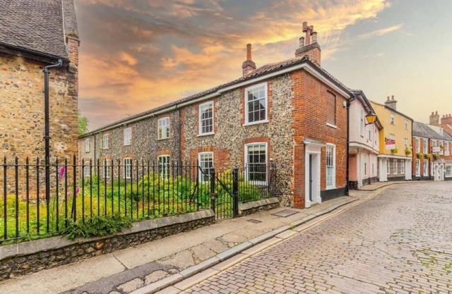 Host & Stay | Princes Cottage