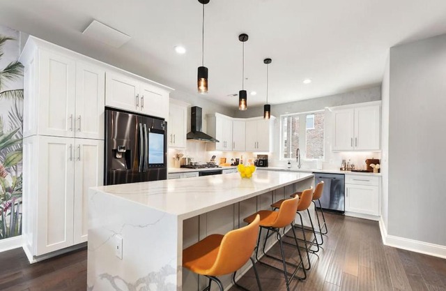 HostWise Stays - The Charlotte - Rooftop patio, Garage Parking, Prime Location, Large 3 Story Home