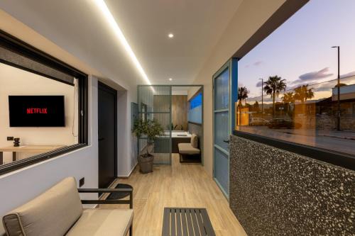 Hot Tub - 5 min to Beaches - Netflix - Full Kitchen