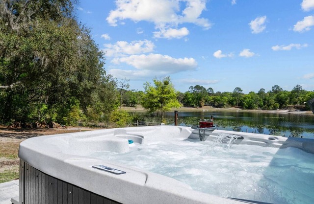 Hot Tub-A Frame-Fire Pit-Lake-Fishing-Relaxing-Escape