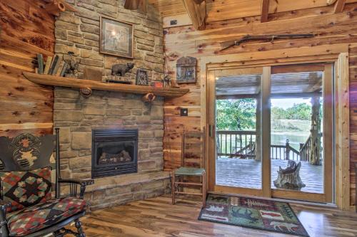Hot Tub and Fireplace! Macks Creek Cabin on 30 Acres