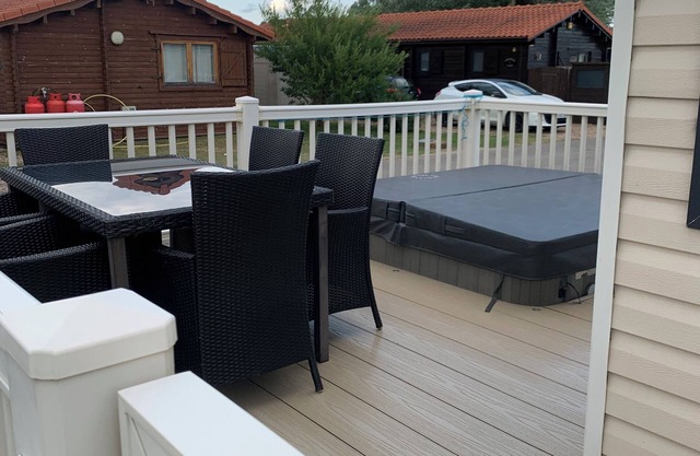 Hot tub breakaway with Castle view