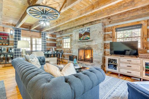 Hot Tub, Fire Pit and Creek Access Whittier Cabin!