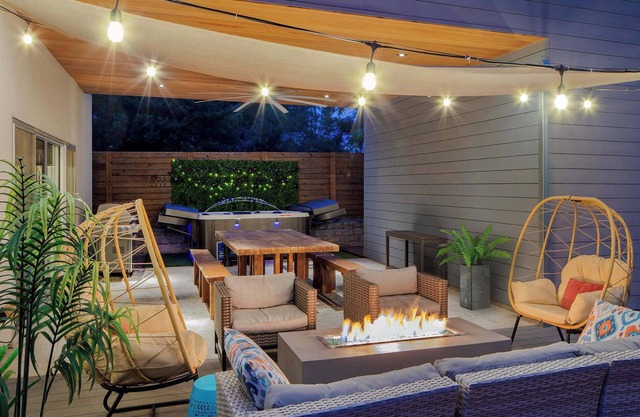Hot tub, fire pit, game&yoga lawn, Walk to Dtown!
