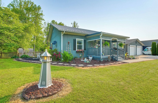 Hot Tub & Fire Pit: Rockbridge Getaway!