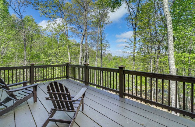 Hot Tub & Fire Pit: Secluded Gem in Franklin