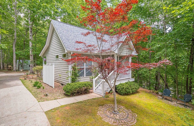 ♨️Hot Tub🌳Forest🍷Wineries🍔Grill 🎦ROKU📧WiFi📺 HDTV🛏️Queen ❤️ Comfy 🆒 Gem🌎