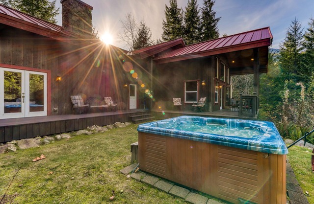 Hot Tub, Game Room, dog-friendly home w/mountain views close to Ski Resorts