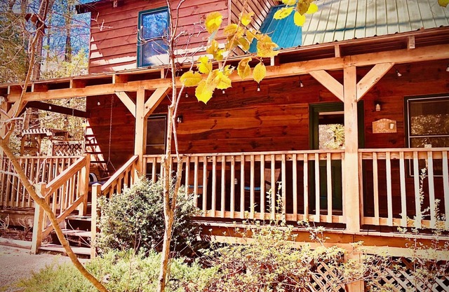 Hot Tub/Game Room/Fireplace and pit, very private, a little taste of heaven!