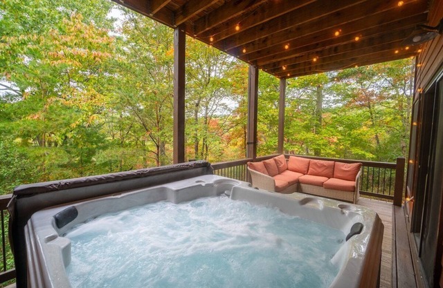 Hot Tub - King Beds - Walk to Helen - Pool Table - Pet Friendly