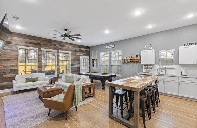 Hot Tub, Lake Access, Game Room, Fire Pit and much more! "Sunshine & Whiskey"