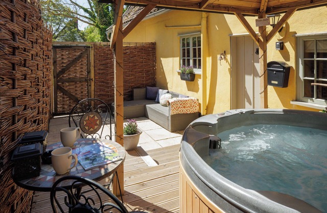 Hot tub, masseuse, private chef, pizza oven, fire place and dog friendly