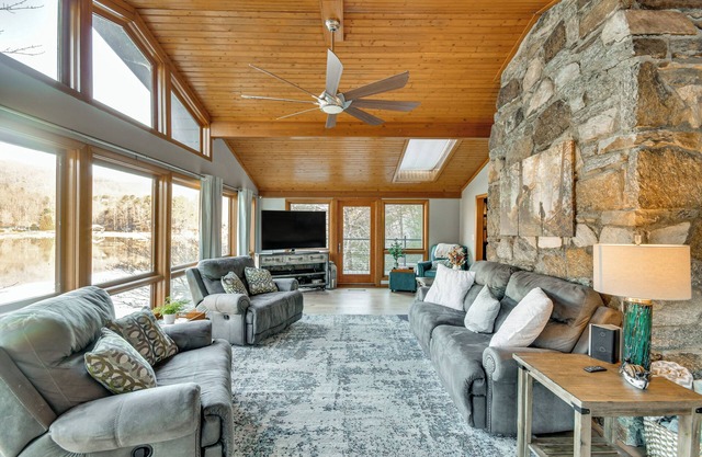 Hot Tub + Mtn Views! Rumbling Bald Resort Cabin