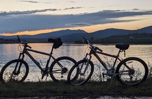 Hot tub! Pickleball Court! Theater Room!