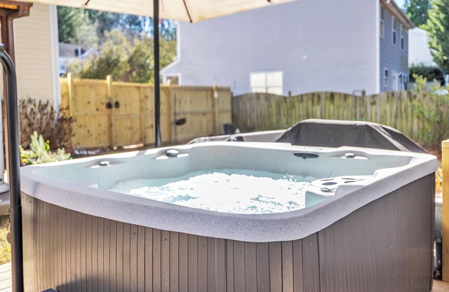 HOT TUB! Renovated, Sleeps 6, pets OK! Close to everythingn