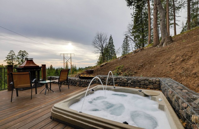 Hot Tub + Scenic Views: Luxury Twain Harte Cabin!