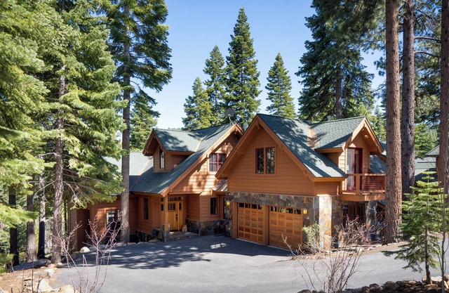 Hot tub! Ski In/Out! Pool Table/PingPong Fireplaces! Mere feet from the Village!