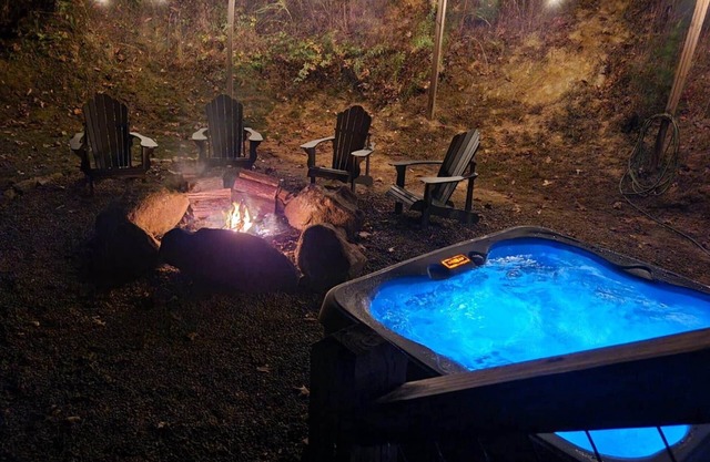 Hot Tub! Sleeps 5! Dog friendly w/View. Near Polar Express, WCU, Casino