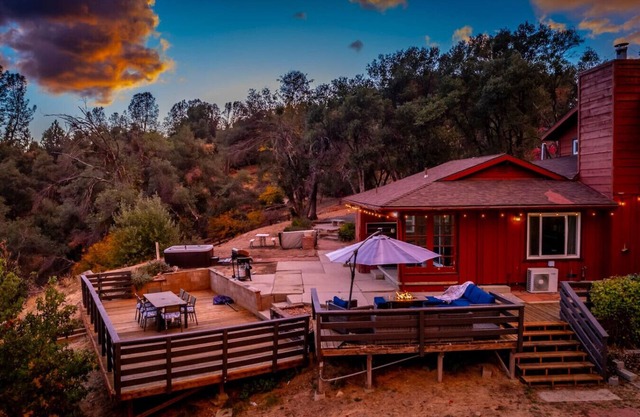 Hot tub under the stars! Mountain views/gameroom. Family-friendly Yosemite fun