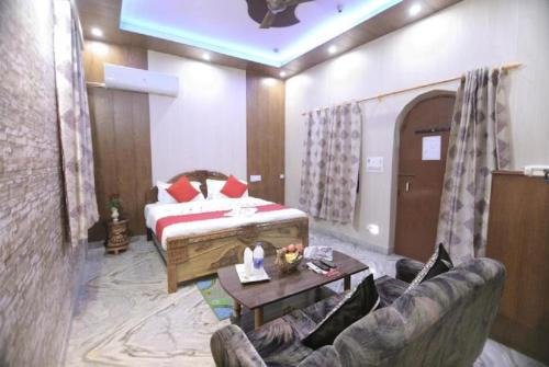 Hotel Reshmi In Agra Near Chandrashekhar Park - Best Location