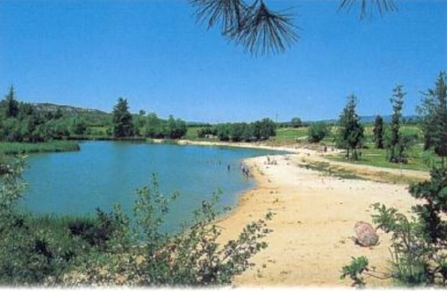 House, 2 bedrooms 4/5 pers. Residents swimming pool. Private parking.