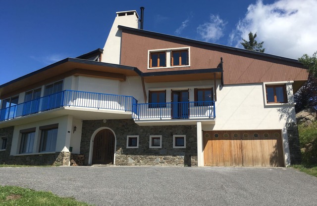 House 20 beds at the grandfather, 8 bedrooms, 5 bathrooms, 300 m2