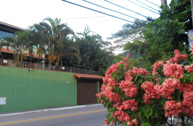 HOUSE 3 bedrooms +3 bathrooms Accommodates up to 08 people. . (50mts from the beach + close to local shops)