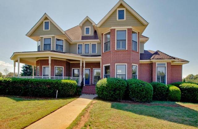 House 5 Bedroom-5 king beds/4.5 Baths, PET FRIENDLY, POOL During Summer*