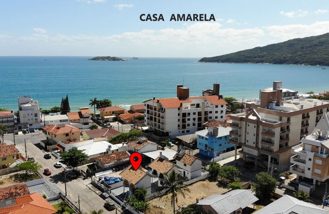 House 50 meters from the sand of Praia dos Ingleses or 5 minutes on foot.