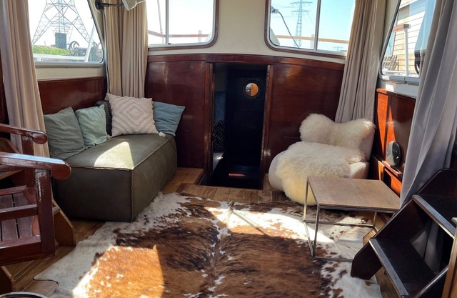 House Boat/Classic Yaght