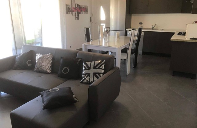 House f3 for rent by the week
