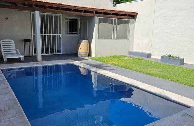 House for 10 pax, with swimming pool, a few meters from Parque General San Martin, in the city.