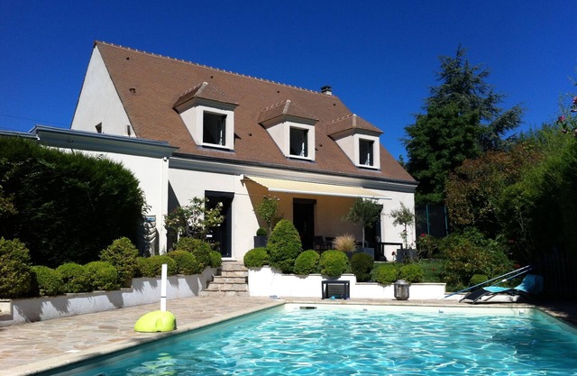 House garden pool near Paris and Versailles