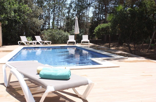 House ideal for families with children, large garden with pool and playground