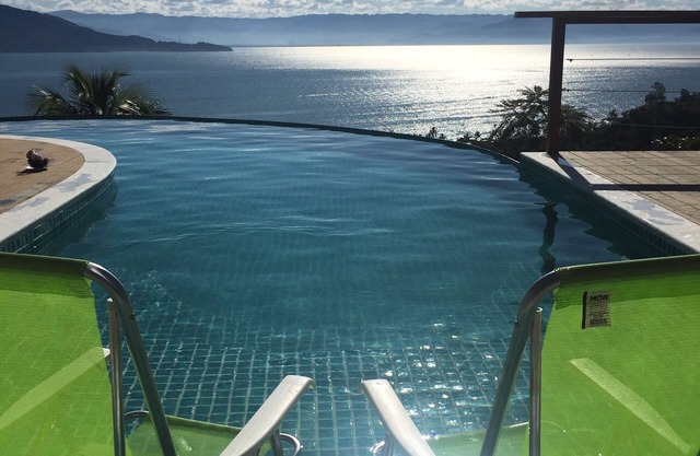 House IlhaBela (Siriúba 1 - Cond. Closed) with Sea View and near the beach