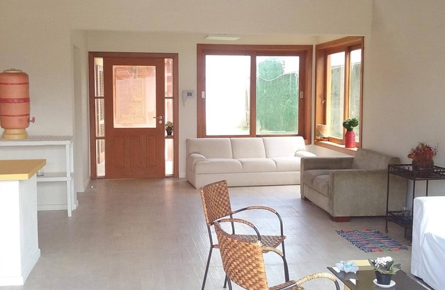 HOUSE IN GUARUJÁ DIFFERENTIATED WITH ARCHITECTURE, 300 M FROM THE BEACH. IDEAL FOR FAMILY