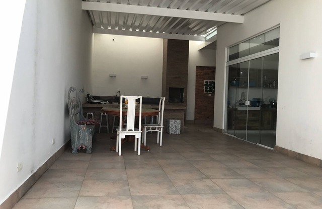 House in Guarujá w/pool, barbecue in a gated community.