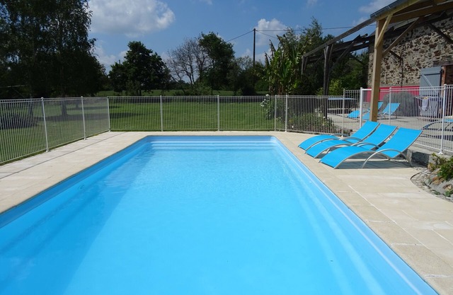 House in the countryside with heated pool (16/22 pers)